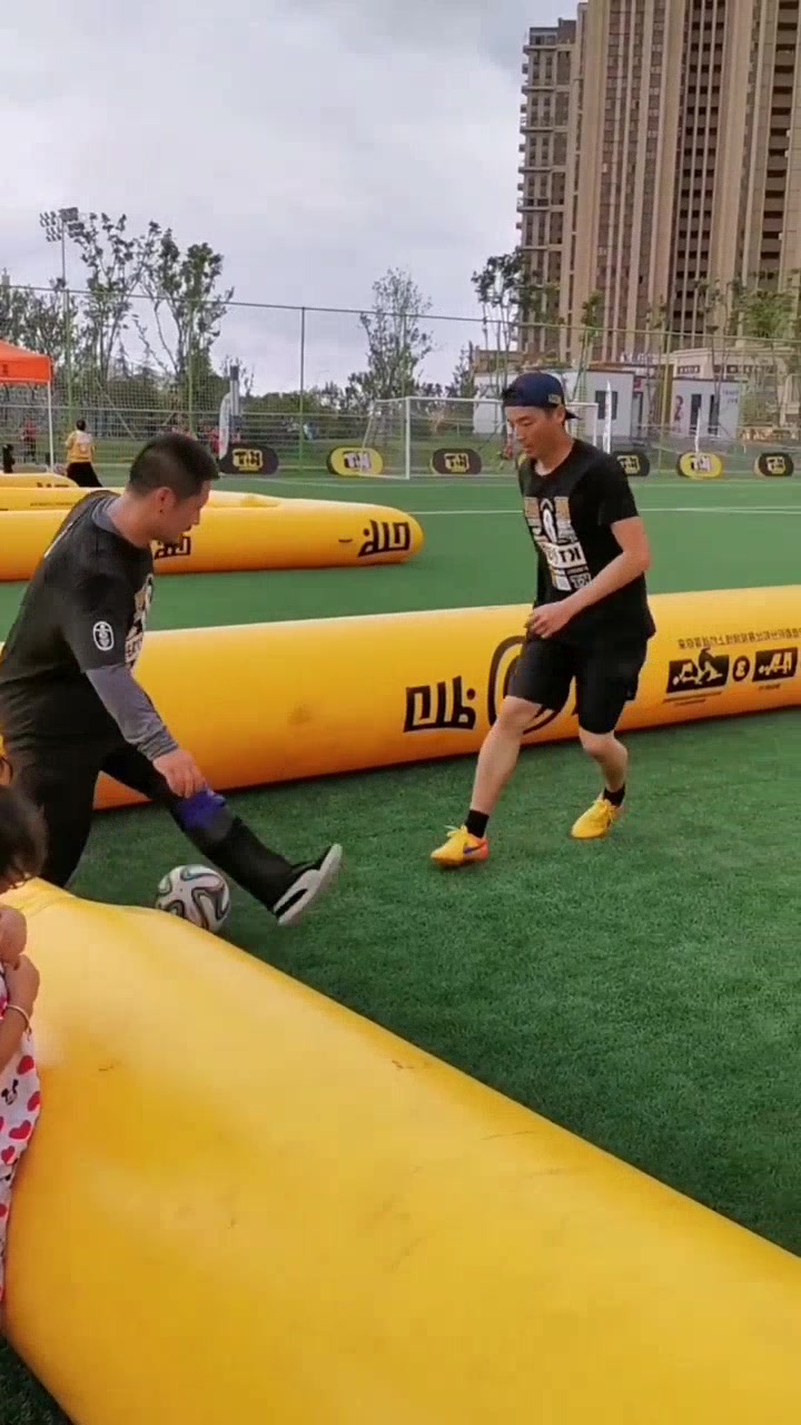 ak哥花里胡哨到底会不会踢足球?-度小视