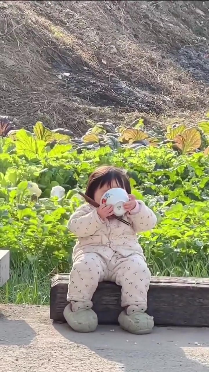 看晃动的小脚就知道她有多开干饭人萌娃头像干饭可爱真人路边埋头