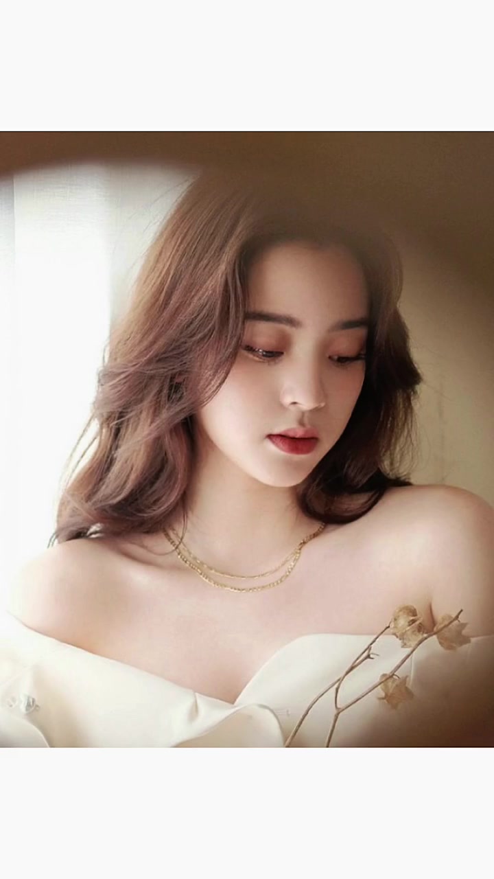 欧阳娜娜 一字肩秀出锁骨杀,美哦!