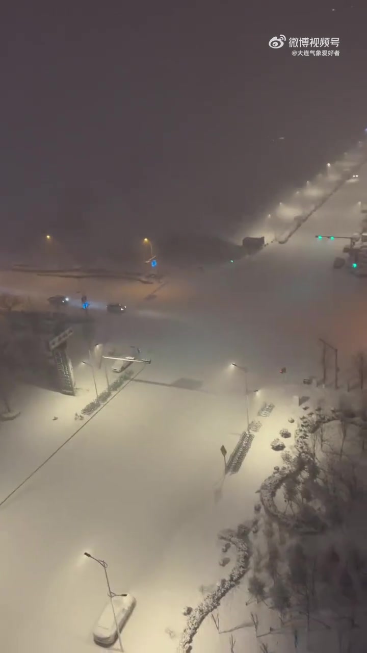 「辽宁丹东东港下雪打雷」20日,辽宁丹东网友拍摄到下雪伴着雷声滚滚.