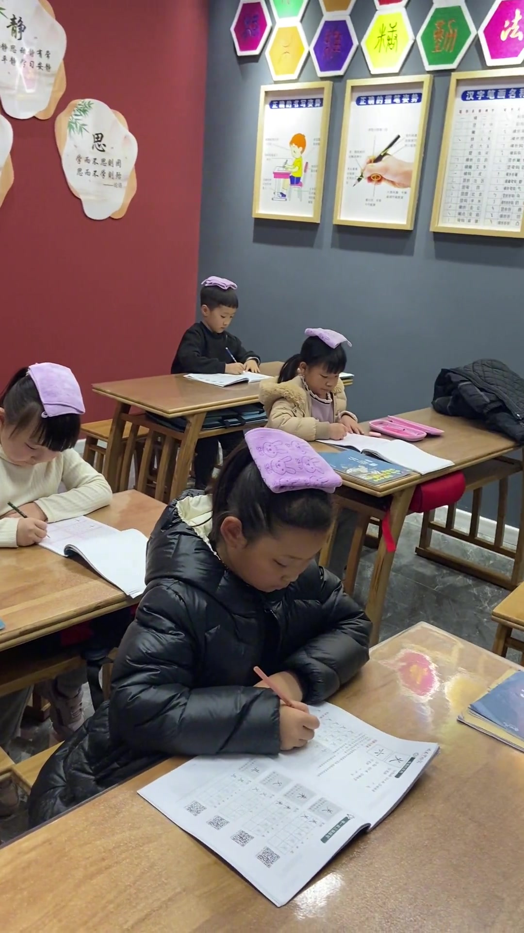 硬笔课堂 书法 双姿 少儿书法 认真写字的学生最可爱!-度小视