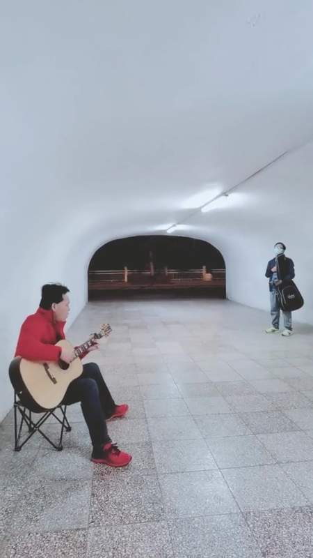 流浪歌手 在地下通道体会一把流浪歌手的感觉-度小视