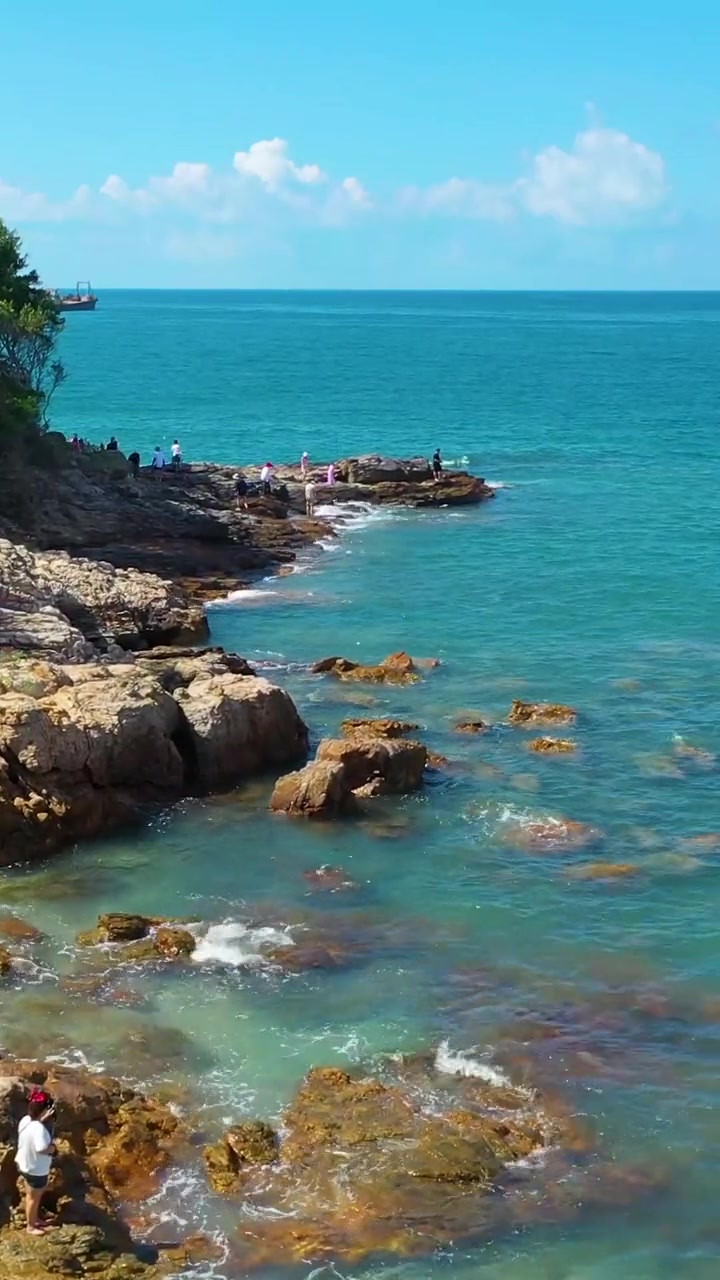 广东最美原始海滩(东虎岛)海水特别清澈见底,蓝天白云下的大海真的