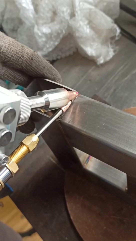 手持式激光焊机焊接不锈钢 焊疤饱满美观