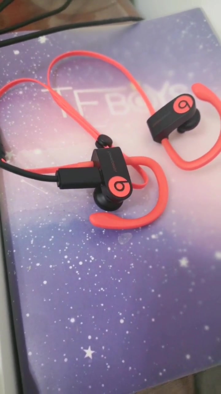 beats powerbeats3快速充电技术,充电五分钟使用1小时,续航12小时-度