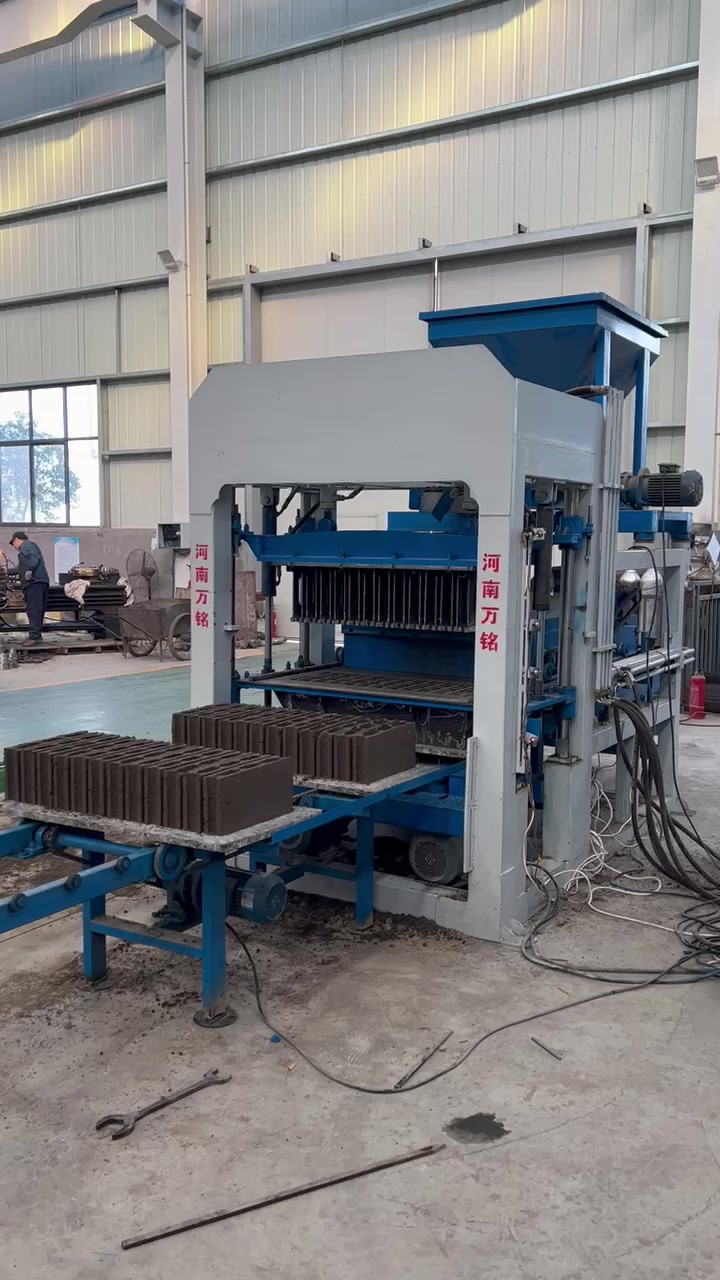 泰国全自动液压水泥空心砖机出厂前试机-度小视