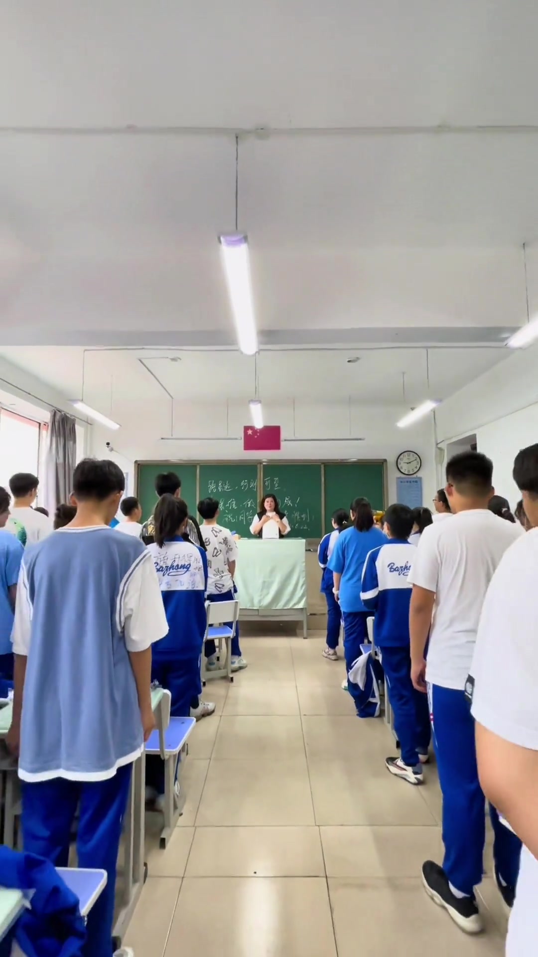 伊春市第八中学感人一幕,莘莘学子寒窗苦读离不开老师的帮助,每一个