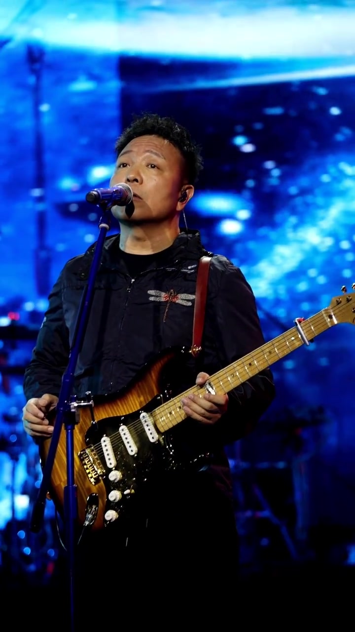 声嘶力竭的许巍,全情投入连唱经典名作.