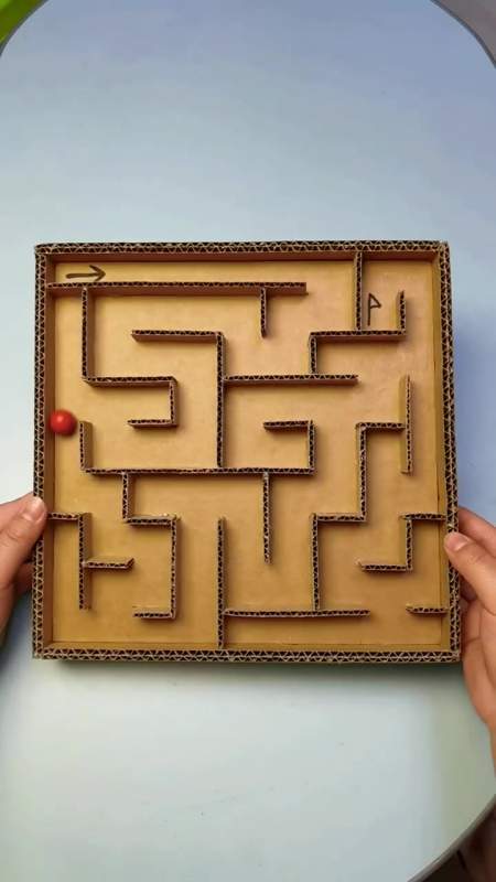 教你用纸板给孩子做一个滚珠迷宫,锻炼孩子手眼协调能力和专注力-度小