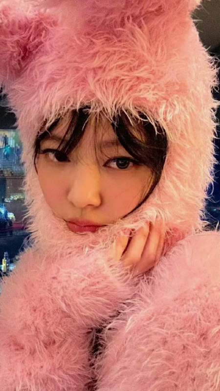 jennie晒粉色兔耳帽自拍照,毛绒绒的好甜好少女!-度小视