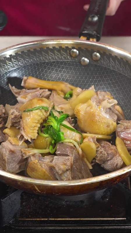 红鲟番鸭汤既有山珍的香,也有海味的鲜!-度小视