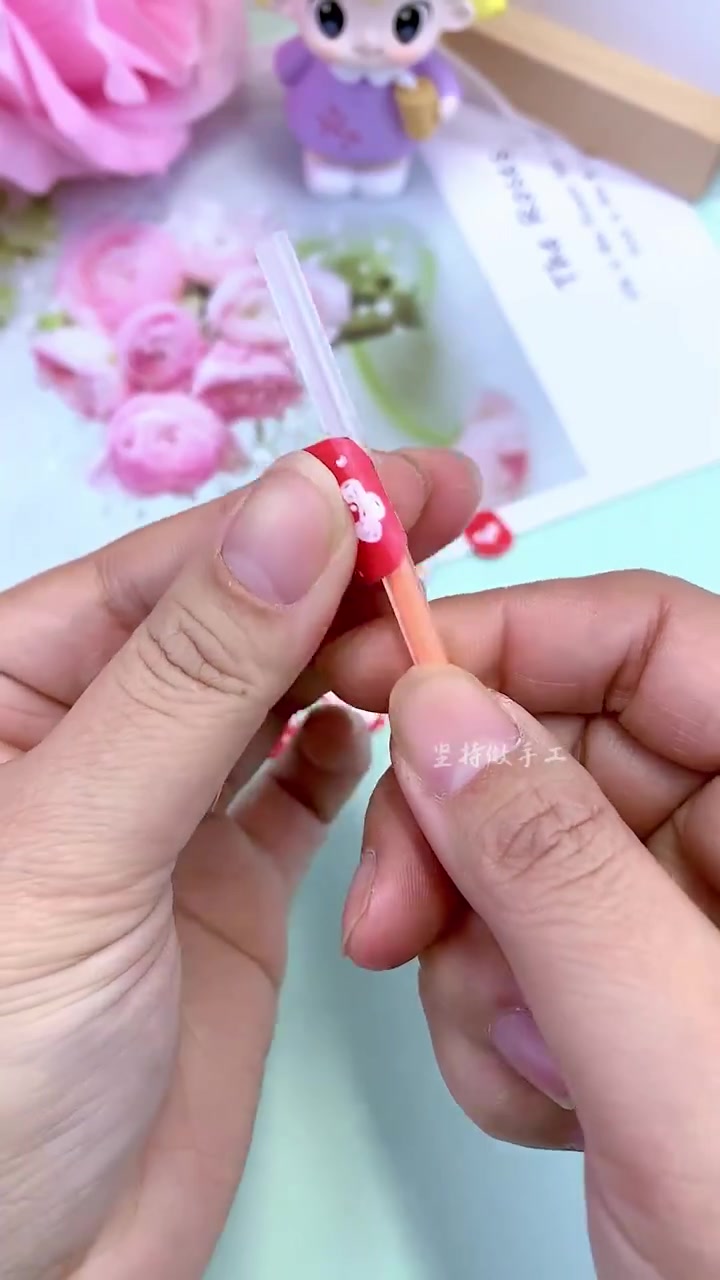 用卡纸自制新年美甲,简单又好看,一起学起来吧-度小视