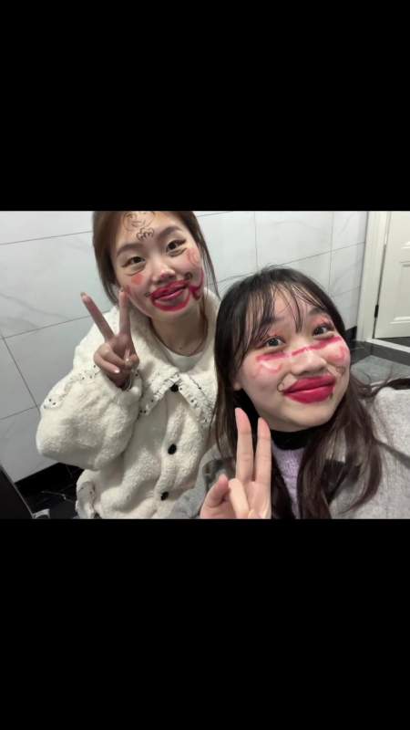 快叫上你的闺蜜一起打麻将画脸吧,玩的就是刺激 过年打牌要的就是气势