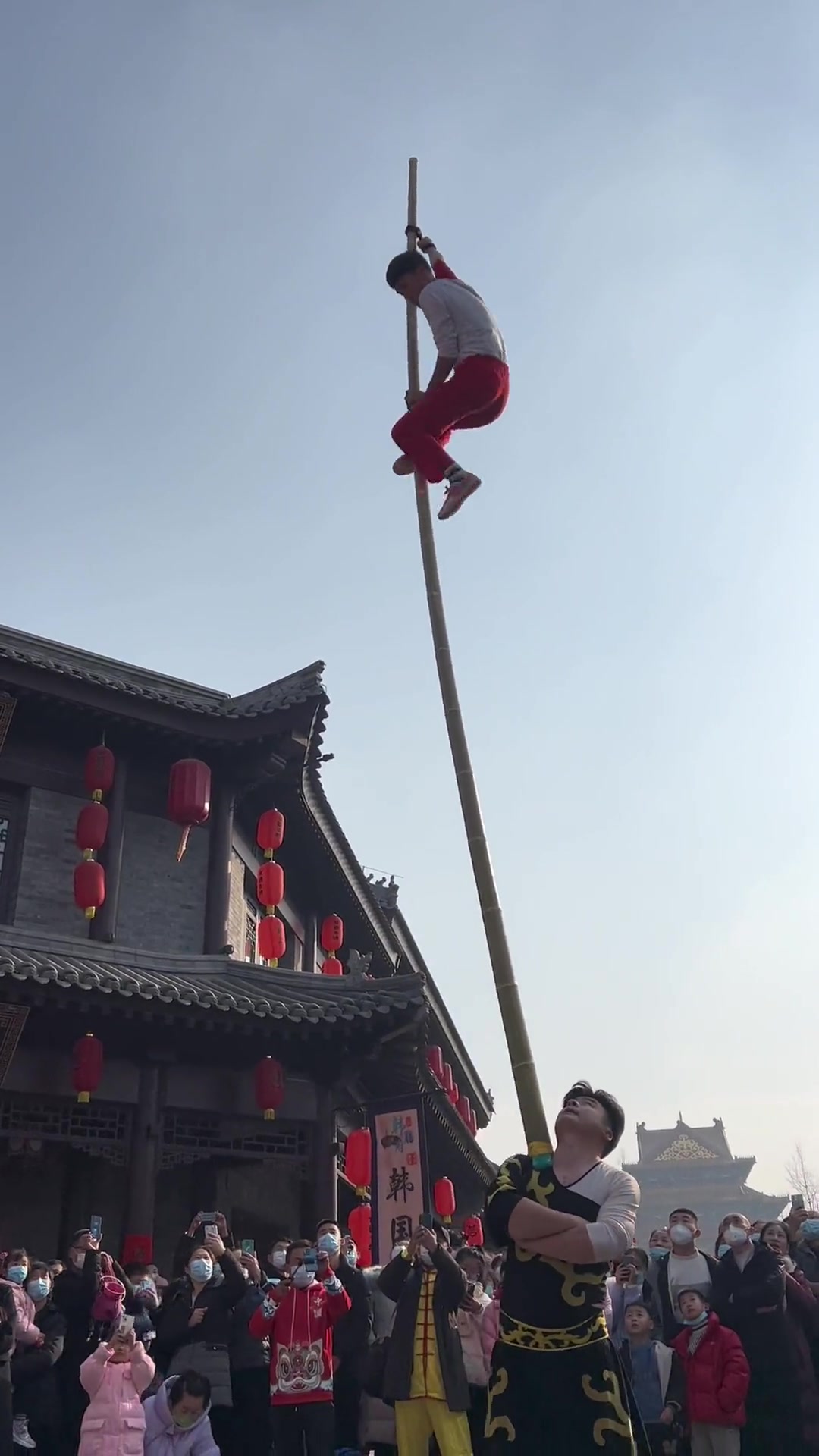 我们在古城初一的表演 绝活 扛杆 徒手爬竹竿 三猛的才艺 原创视频-度