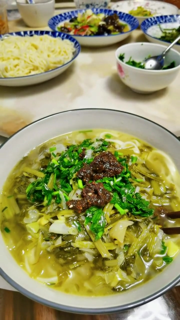 这个天气来碗浆水面,实在是太给力了 美食 浆水面 甘肃人在深圳 热门