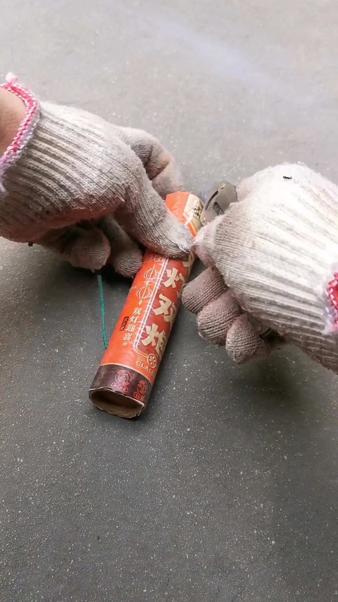 看看最近很火的二踢脚的内部构造,这个双灯双响,做工很奇特,头一次见?