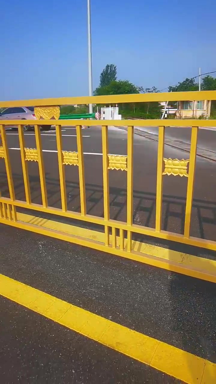 黄金色市政道路护栏你们见过吗