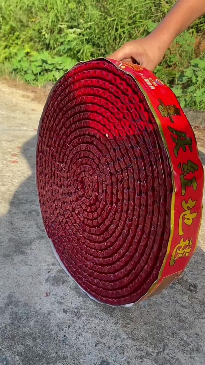 放童年大喜庆红地毯鞭炮97_黑猫琪哥_安全燃放烟花爆竹-度小视