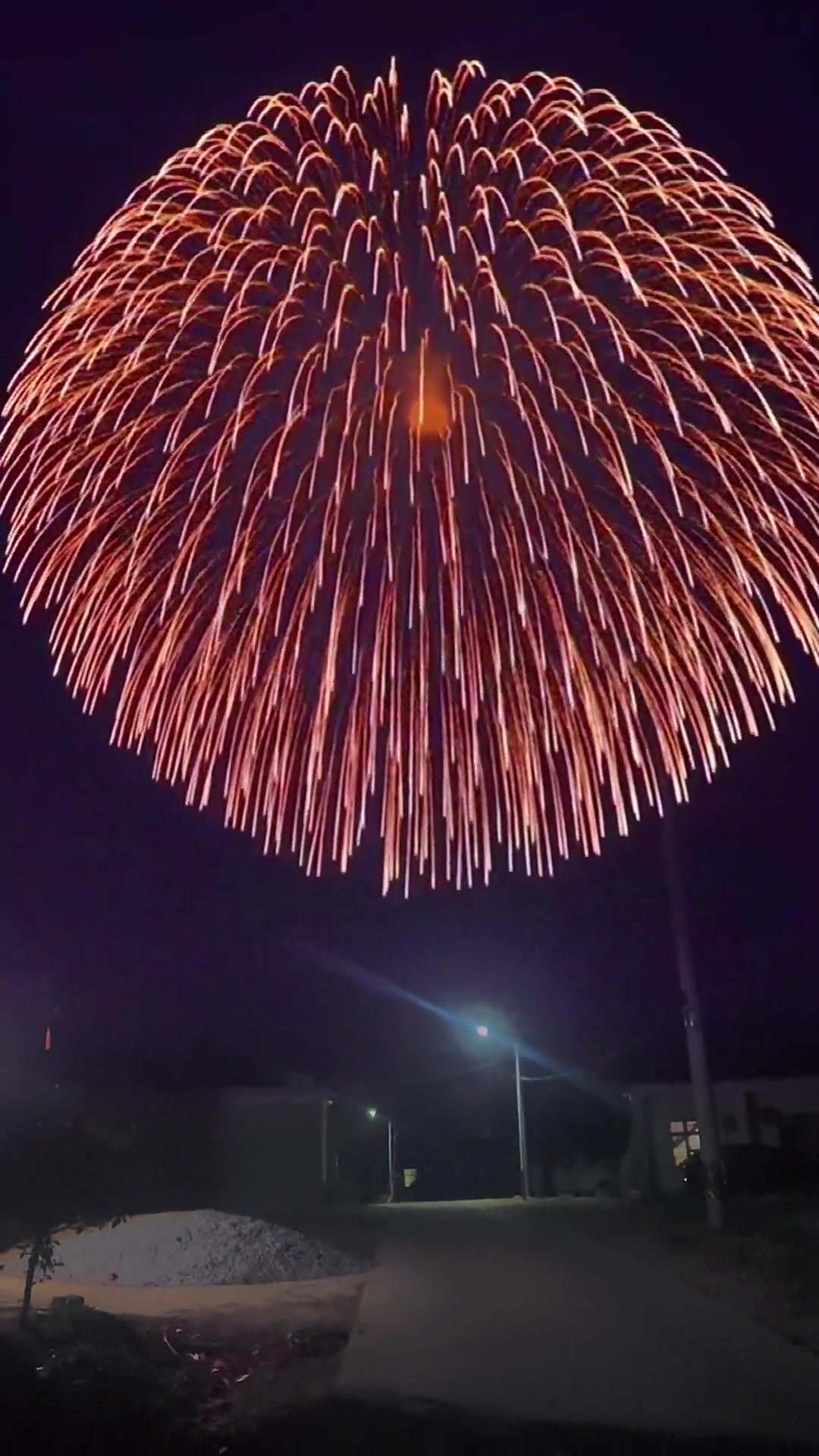 今天过生日,放个烟花给全国人民看看,让全国人民都陪我过生日