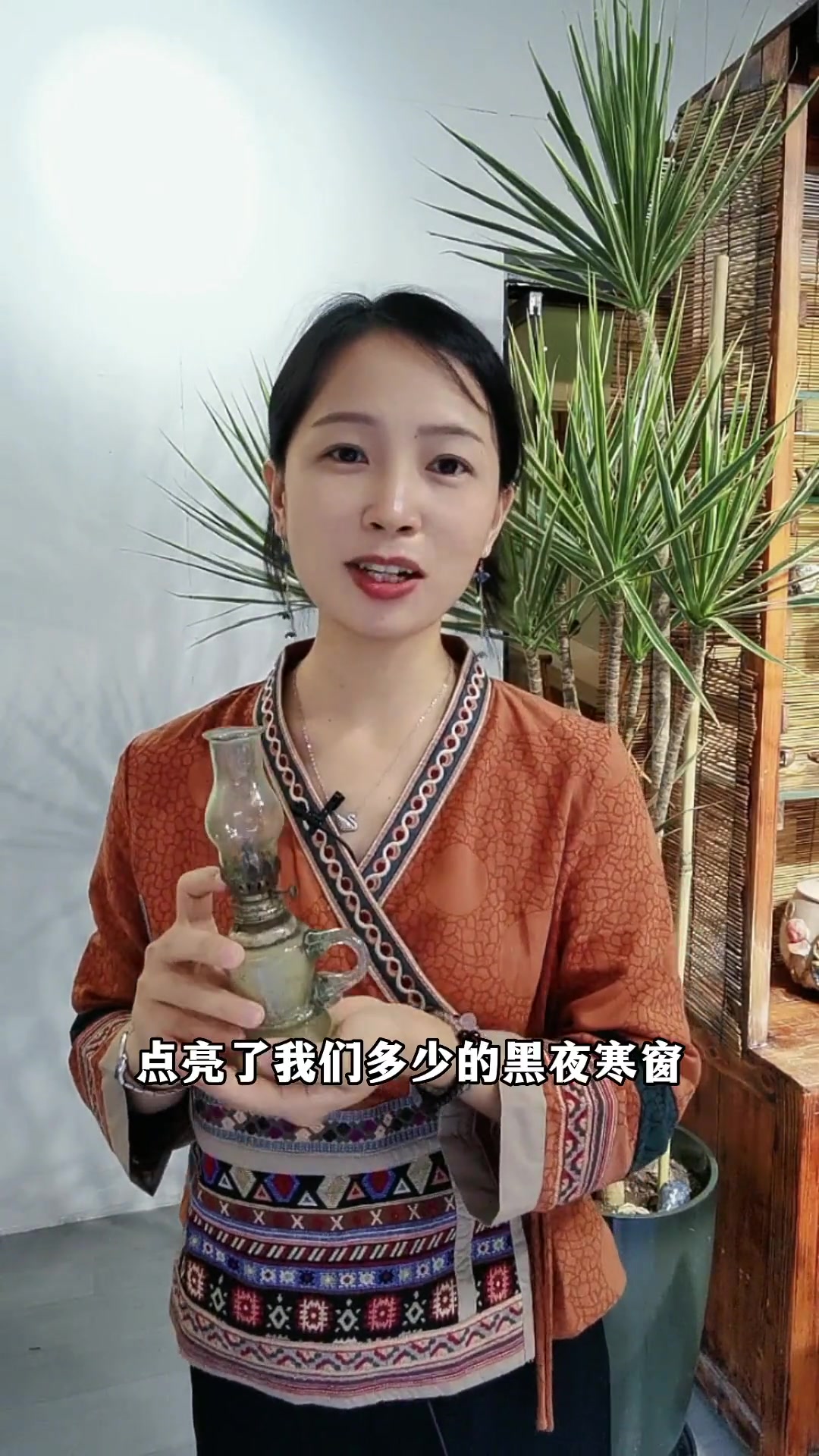 一盏洋油灯的故事_我是客家曾小娟_我在忆南迁客家文化馆-度小视