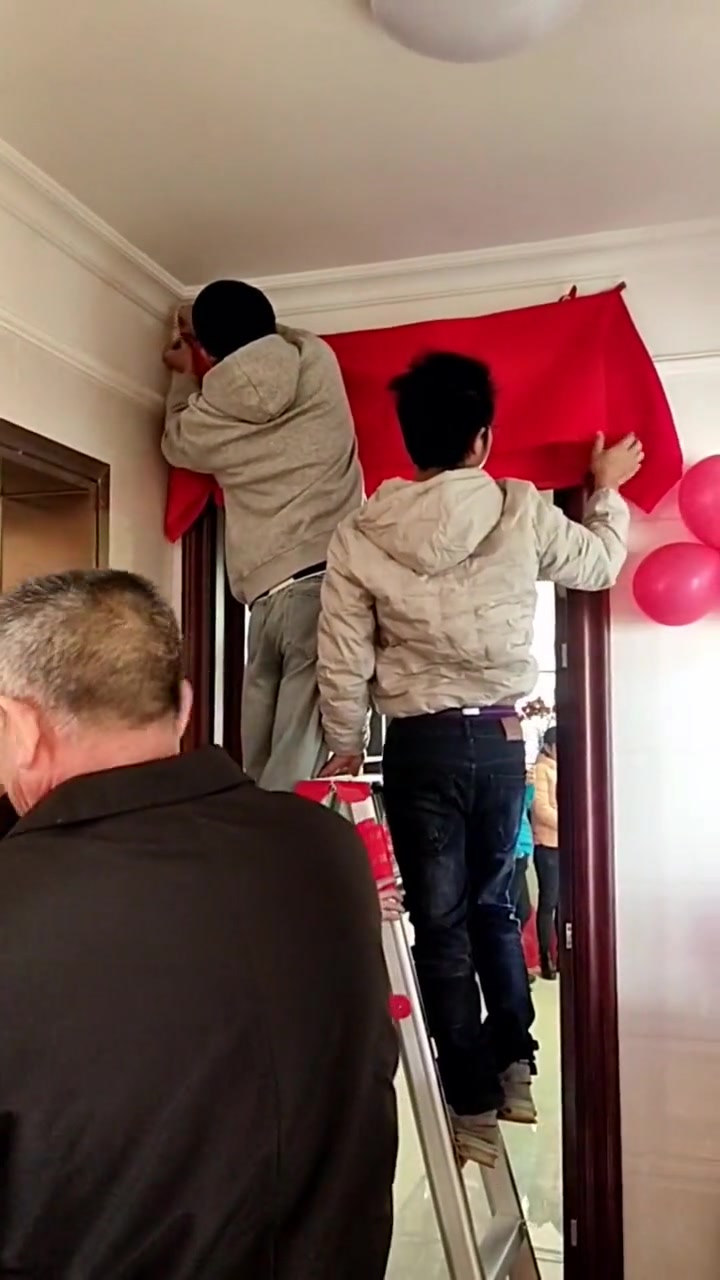 客家习俗,乔迁之喜由娘家挂门红:脚踏楼梯步步高升;红布上墙子孙满堂