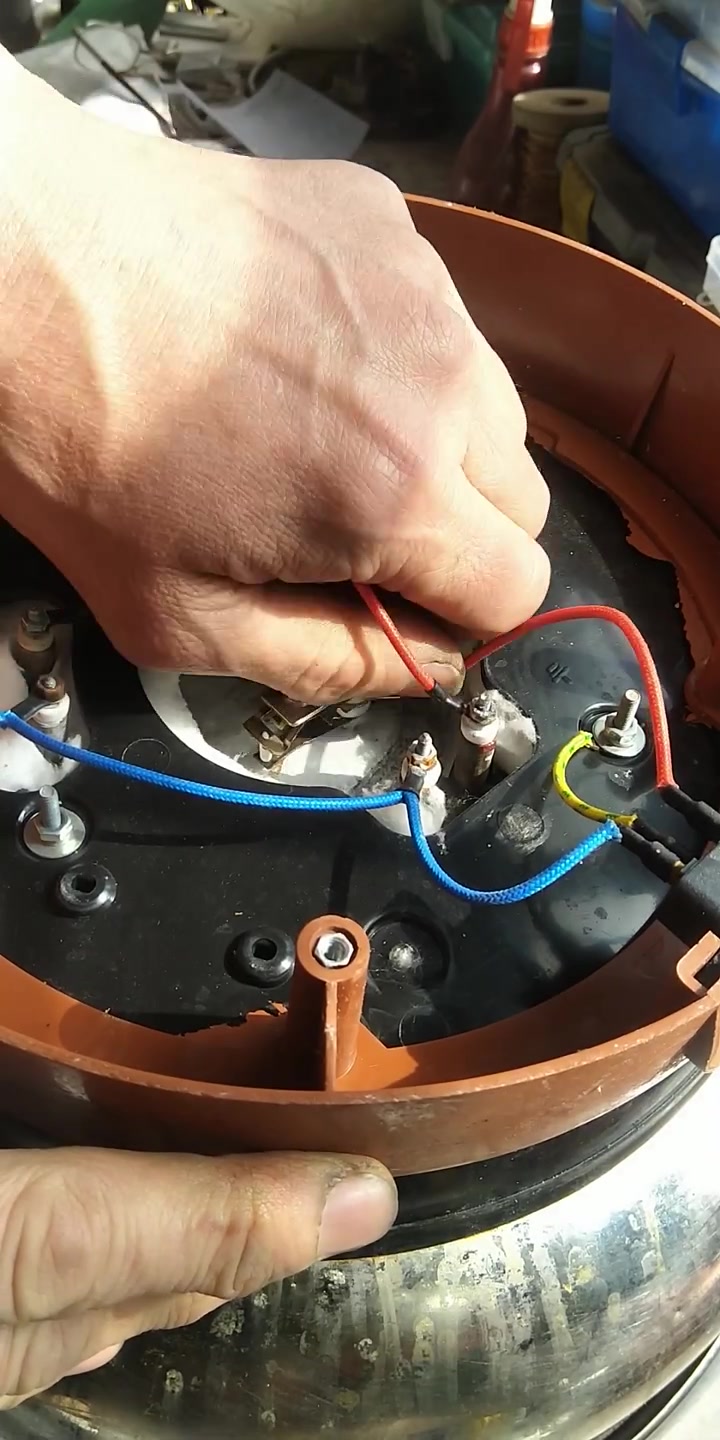 客户大姐说电热锅接电楼道总闸就跳闸,本来以为是锅体漏电,拆开发现