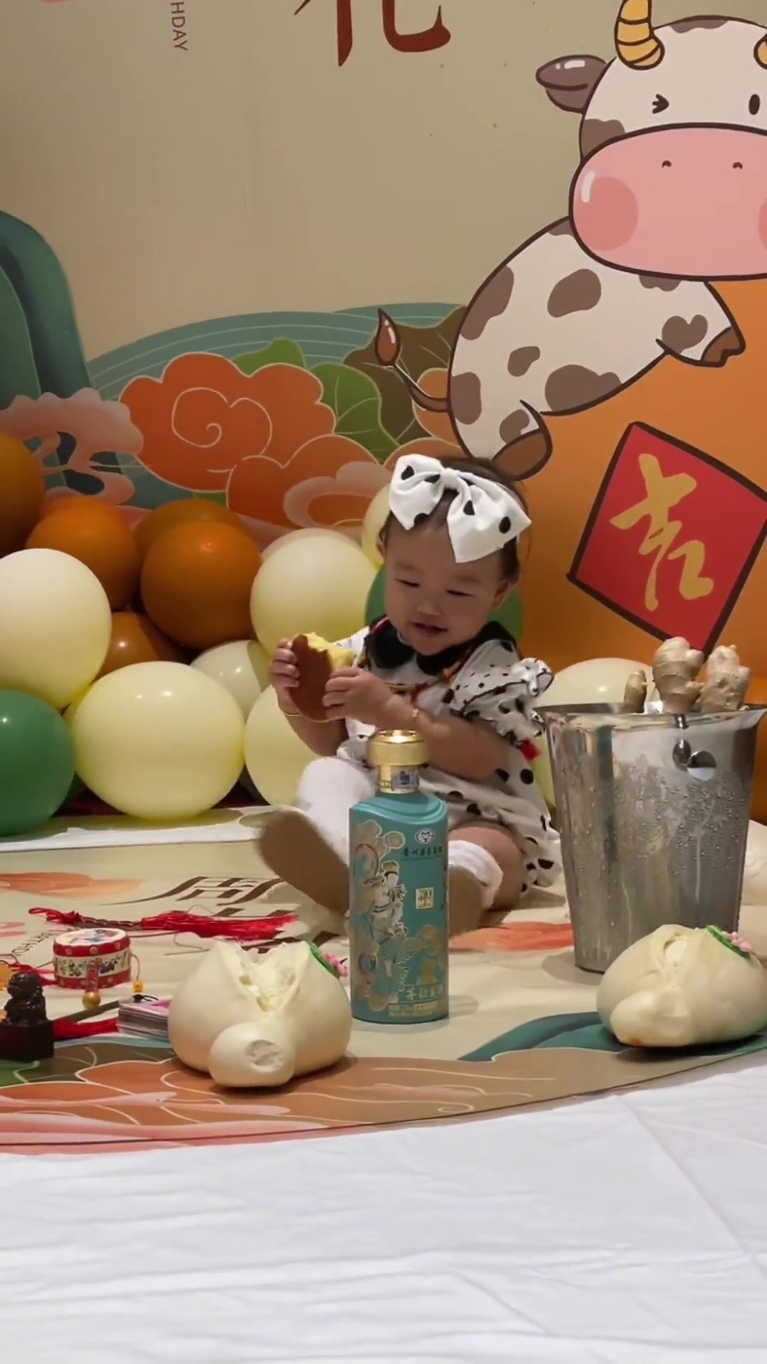 女儿的周岁礼,真是爸爸妈妈的好大儿直接抓了酒98宝贝,爸爸妈妈会给