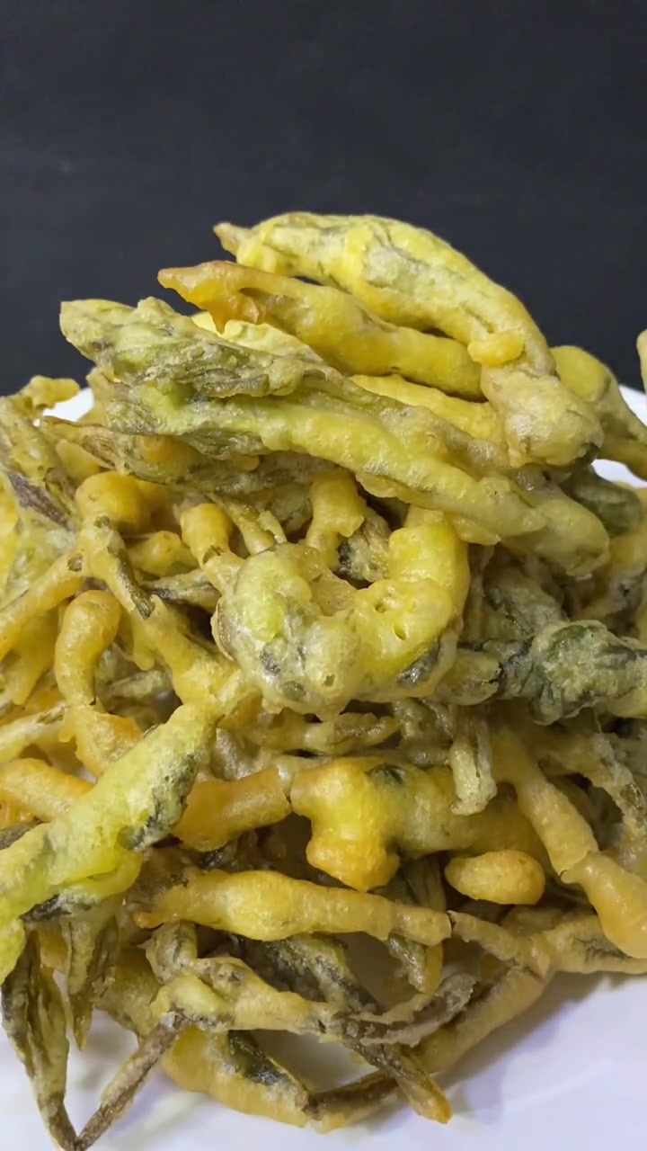 春天的应季美食,脆炸香椿芽 美食教程 家常菜 在家做美食_一口吃掉