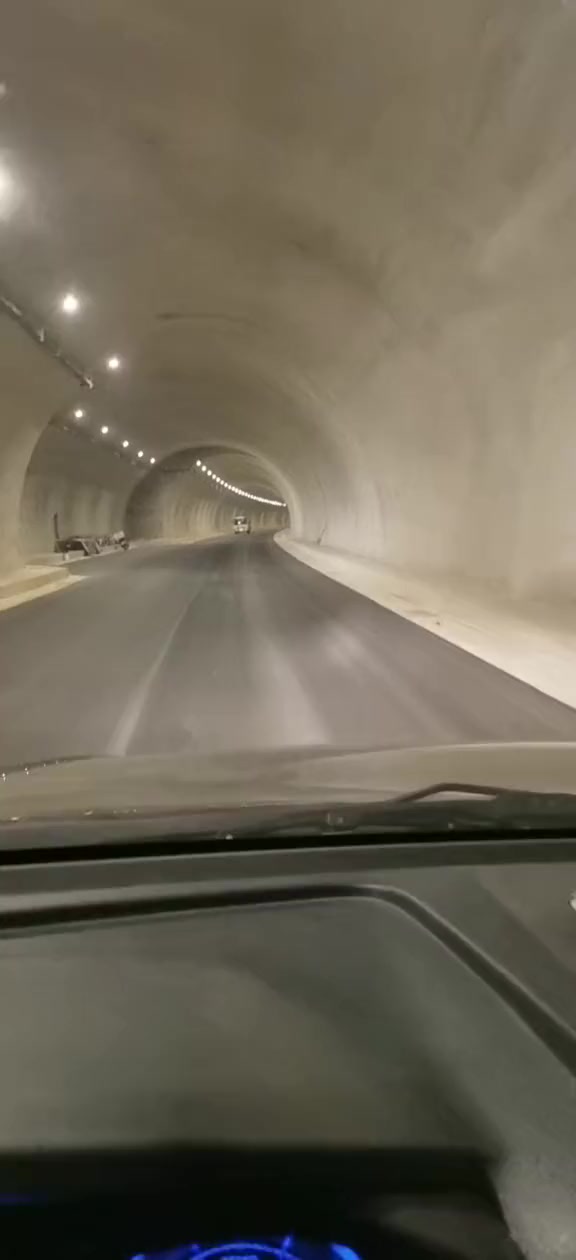 上饶市广信区郑五线的隧道搞得挺漂亮