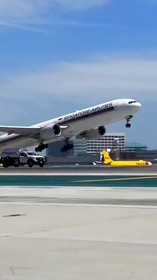 新加坡航空波音777-300er起飞-度小视