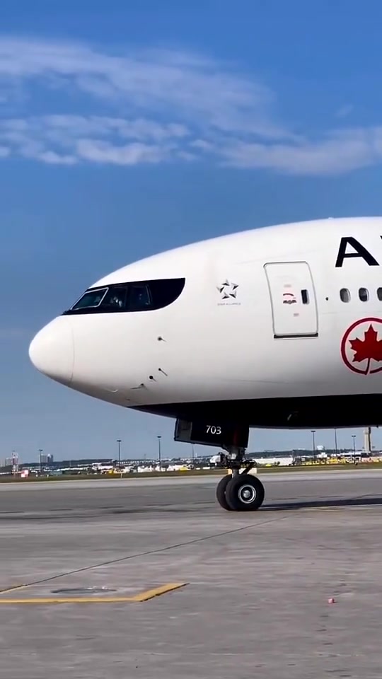 加拿大航空b777霸气出镜,全黑的驾驶舱风挡涂装-度小视