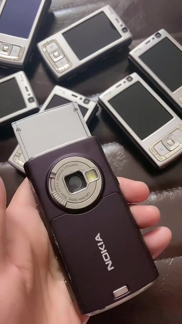 n95的滑盖并采用的是双向滑盖设计,也是诺基亚首款五百万像素的手机