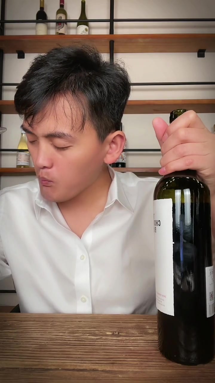 刚开瓶不好喝,暂时不推荐……红酒 葡萄酒 红花园李彬