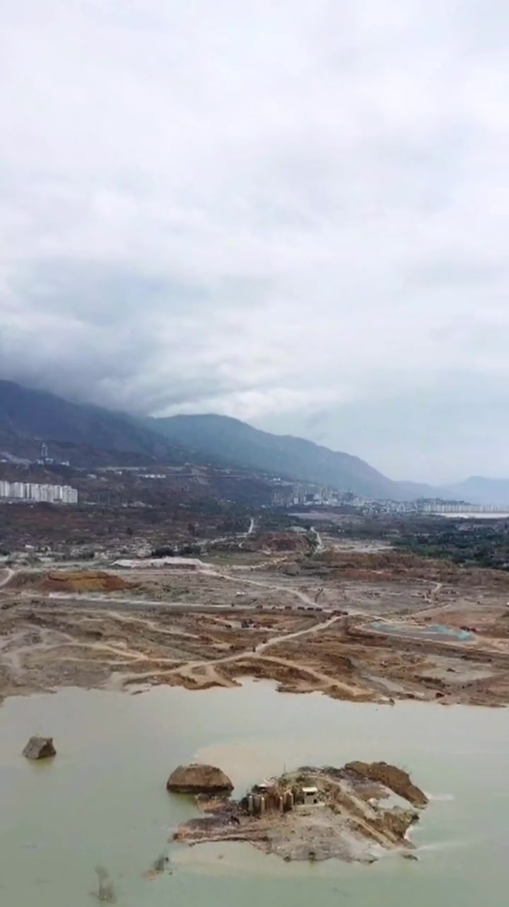 横跨金沙江连接云南省巧家县和四川省宁南县的葫芦口大桥于1996年开工