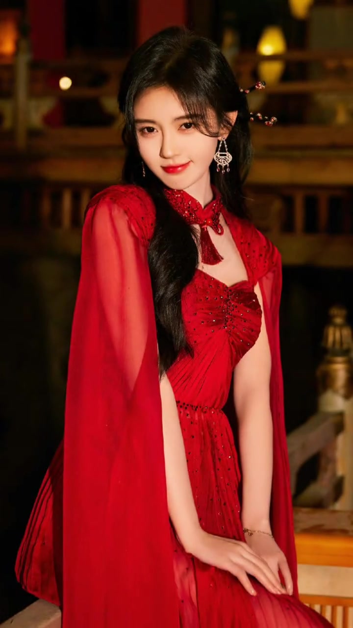 鞠婧祎灯火流光国风大片 一袭红色披肩长裙精致婉约,宛若画中仙女,被