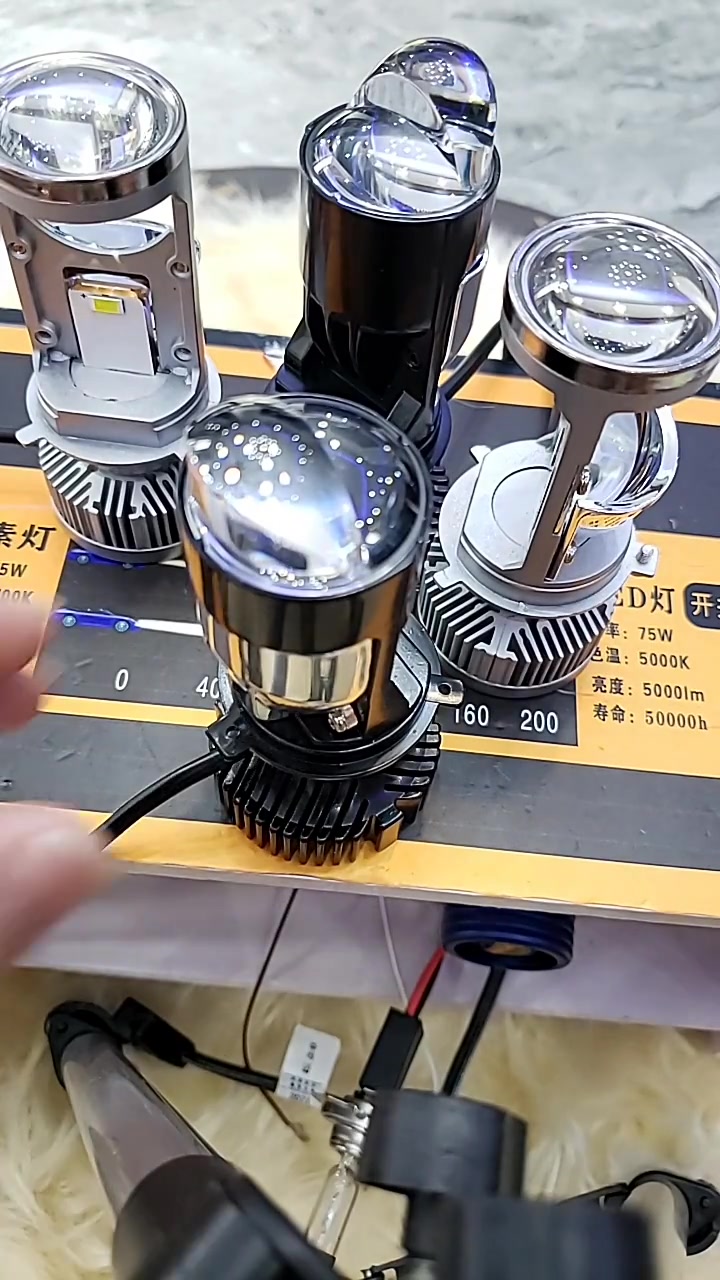 卤素灯发光非常暗,是用钨丝发光的,led灯改变原车卤素灯发光,无损安装