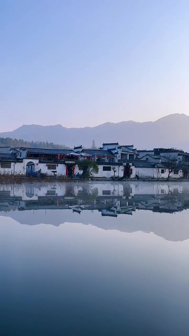 上的晨雾,在雨后的水墨山水,美在古徽州的文化,在徽派建筑的朴素典雅