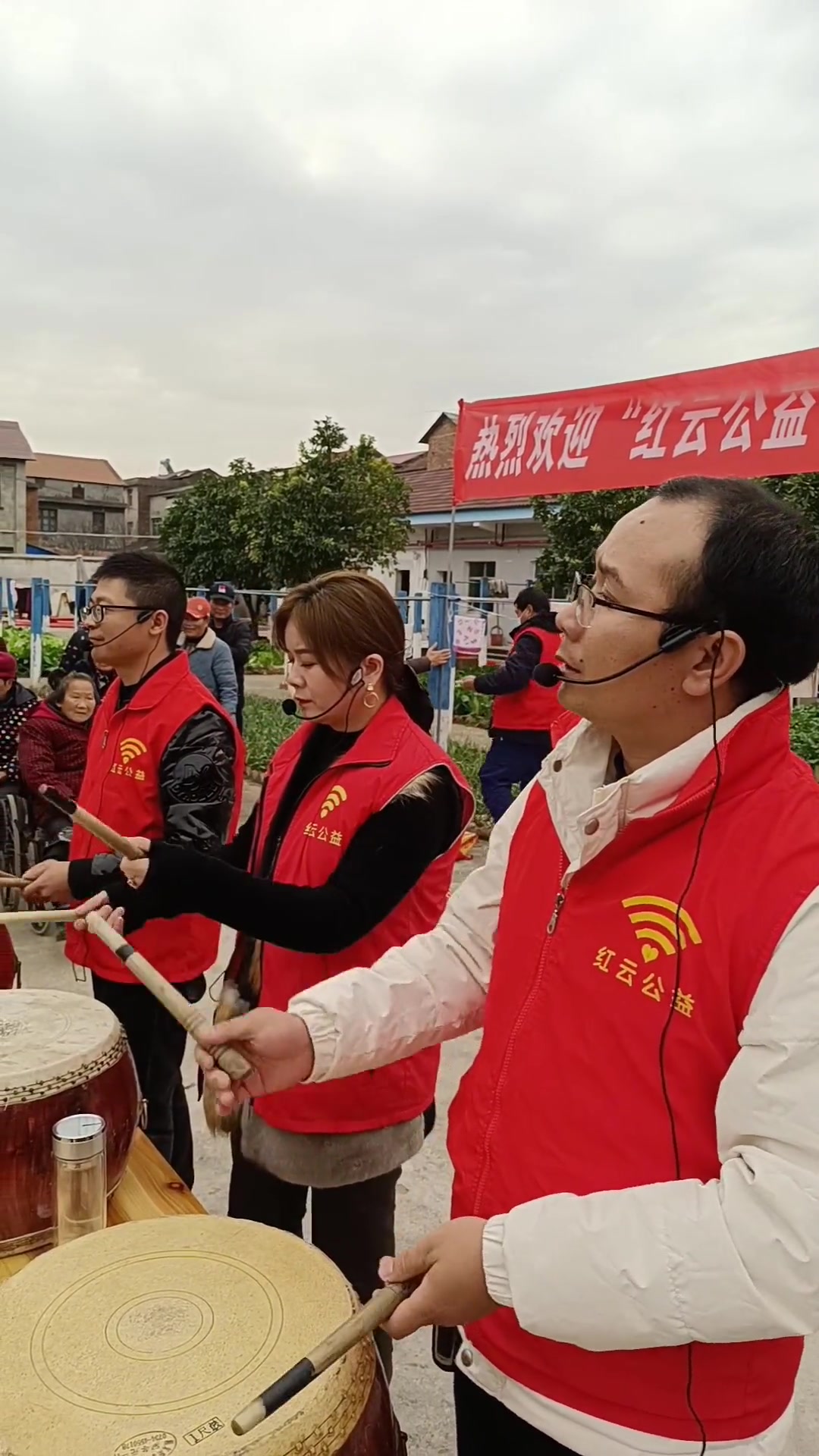 红云公益团队携手澧州大鼓美女鼓王团队走进官垸镇敬老院开展敬老活动