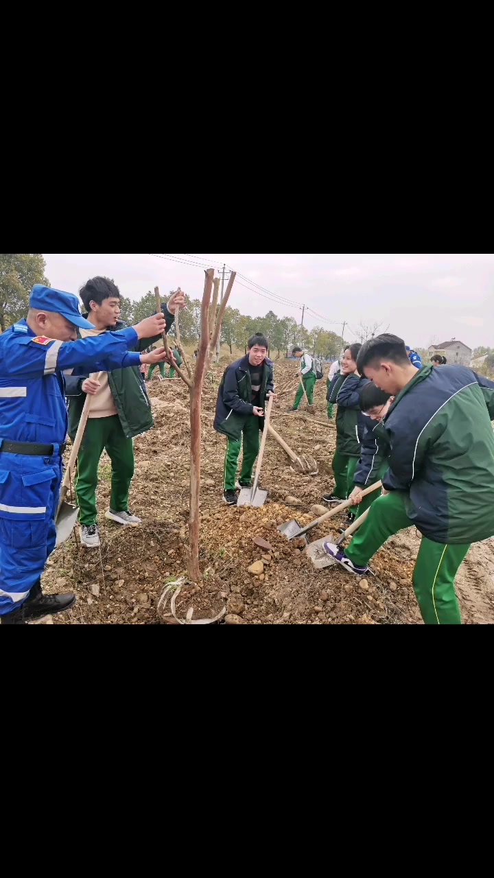 澧县红云公益,雄鹰救援队联合澧县一中龙氏班的小志愿者们在高路铺村
