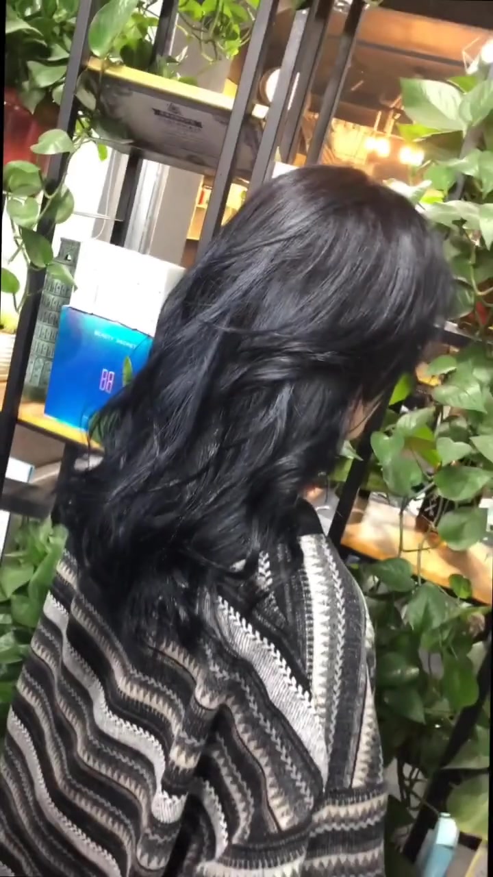 蓝黑偏蓝在自然光灯光打下来的时候它在阳光中散发的是一种蓝的感觉.