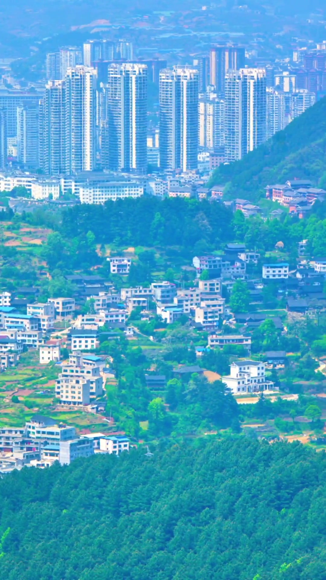 东,北靠凯里风情园距离不到一公里,南靠马安村,属于城乡结合区,四联村