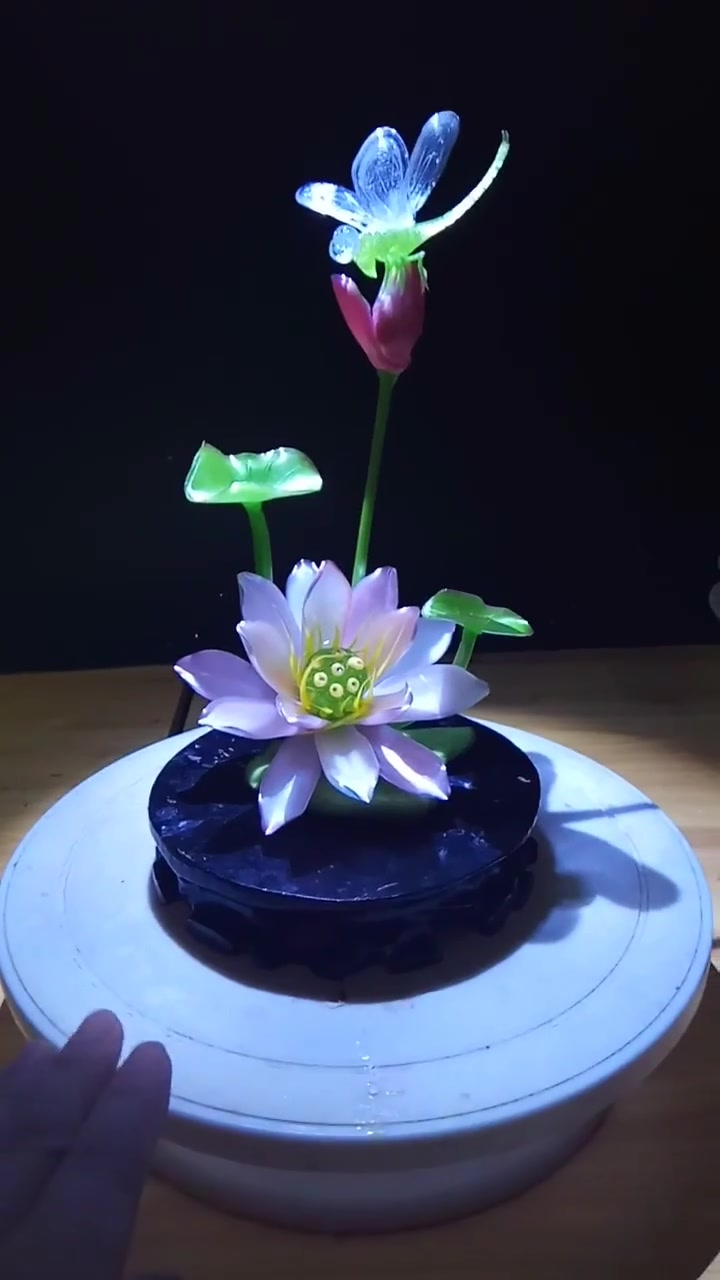 今天上课拉糖艺荷花,把糖熬到融化,然后在半凝固状