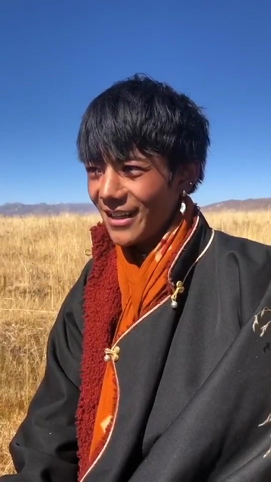 康巴汉子丁真因为淳朴天然的微笑火遍全网,近日丁真面对镜头清唱了一