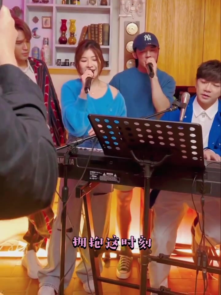 周杰伦中国好声音学员关诗敏与黄雨勋老师,一起演唱周氏情歌《屋顶》