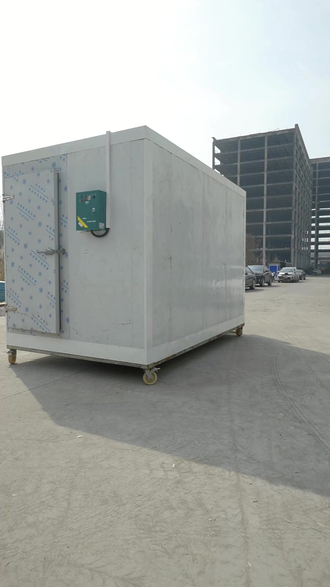 一万多的移动小冷库,可以装3吨左右货物,220v家用电就可以了
