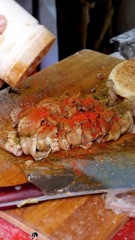 芝麻大烧饼包羊盘肠羊头肉,满嘴的油脂感与浓郁羊肉香太绝了 美食探店