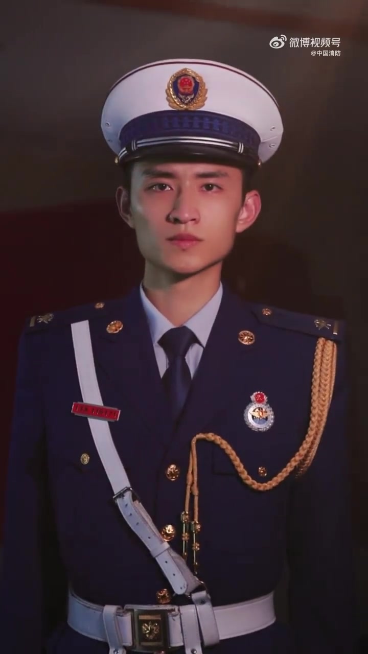 「守护你的蓝朋友帅不止一点点」别眨眼,来看看蓝朋友身穿常服有多飒