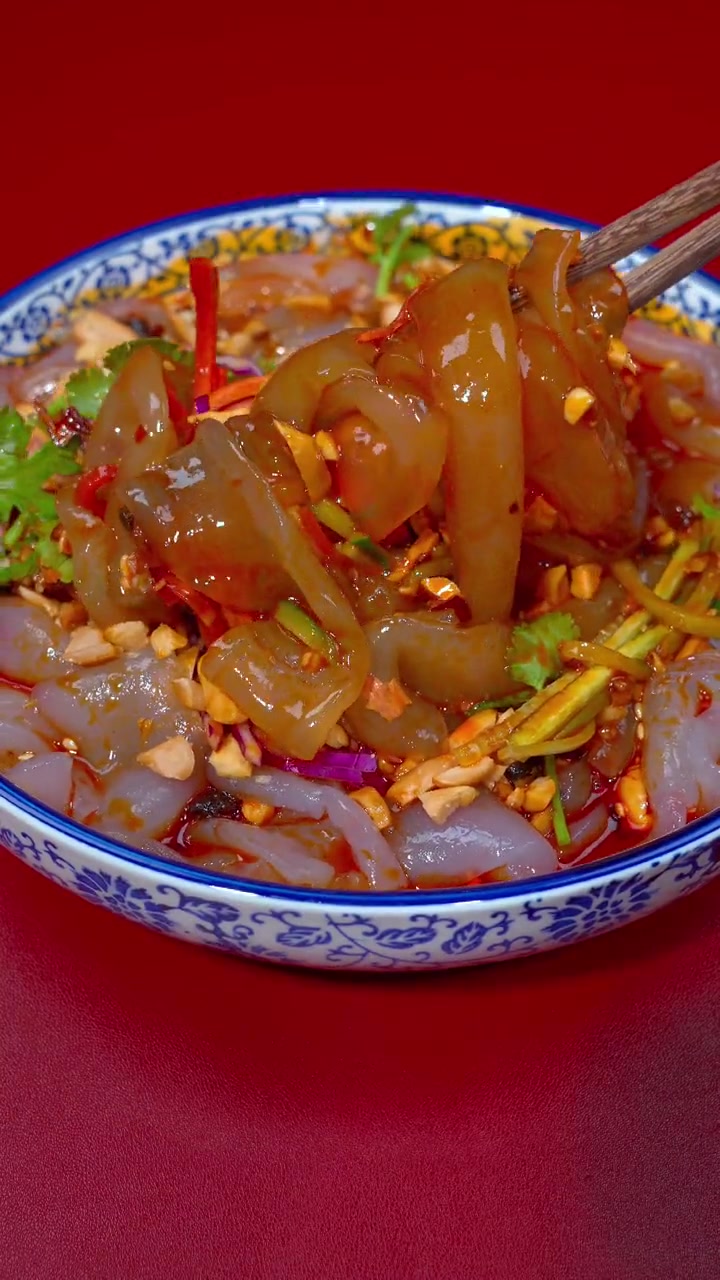 夏天马上要来了,我们的餐桌上又多了一道美食,它就是这个水晶大拉皮