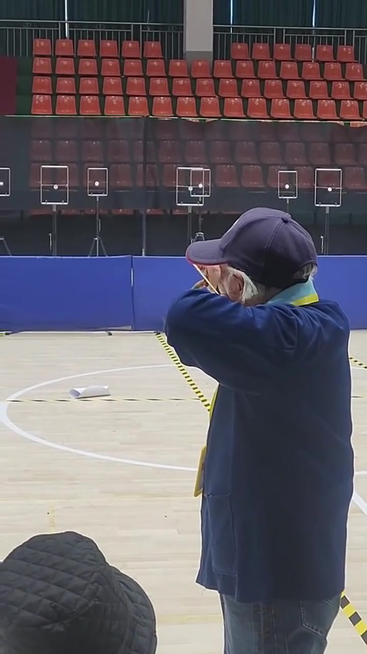 「92岁奶奶射弹弓百步穿杨 好飒!