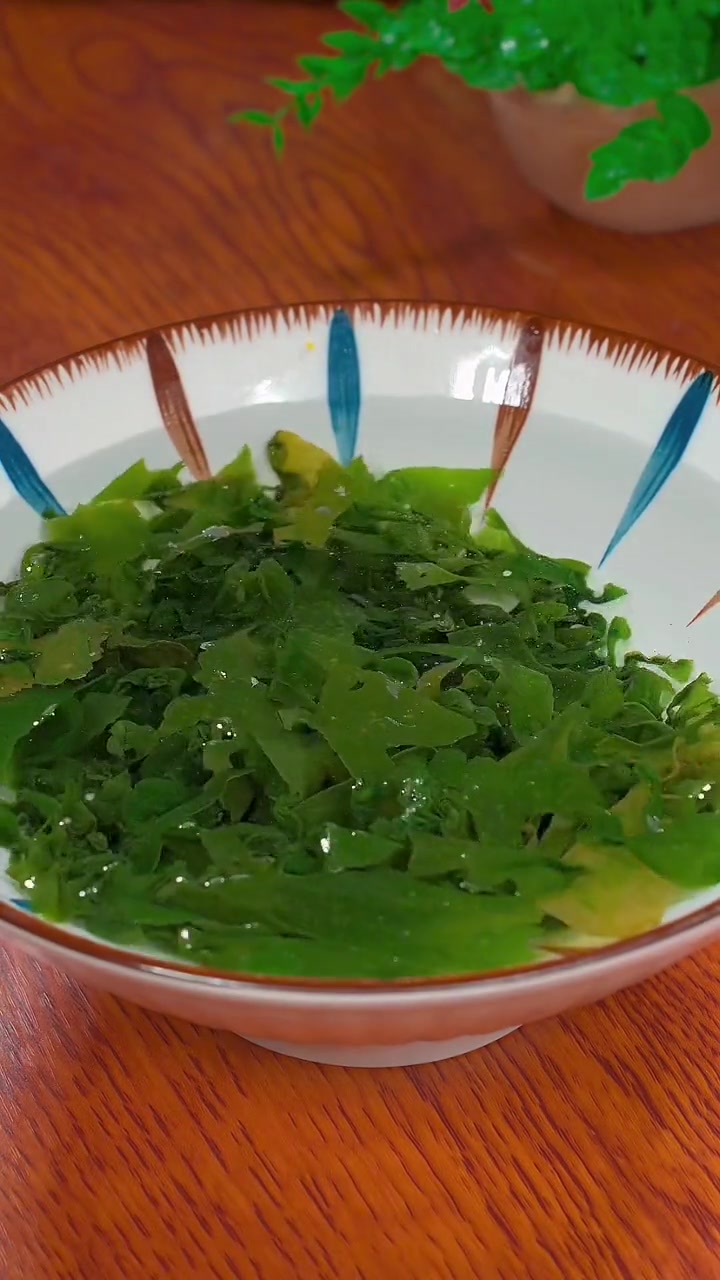 这样做的虾仁鸡蛋裙带菜汤做法简单孩子也喜欢吃 裙带菜